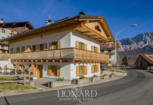 Propiedad de 180 m² en total, distribuida en dos unidades independientes en la localidad de Lacedel Image 9