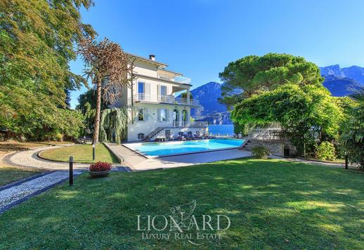 Fabulous villa with private garden, swimming pool and dock for sale Image 1