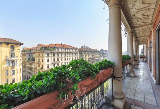 Incantevole residenza di assoluto pregio in vendita a Porta Monforte Image 1