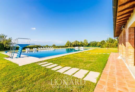 Storica tenuta agricola di circa 3.000 mq coperti, con villa principale ristrutturata, due fabbricati abitativi, cappella privata, area piscina con pool house e campo da tennis Image 8