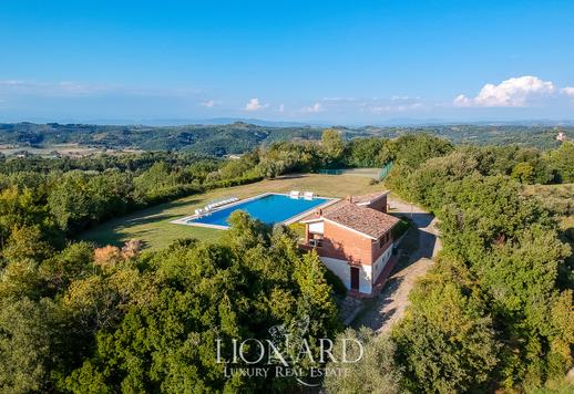 Storica tenuta agricola di circa 3.000 mq coperti, con villa principale ristrutturata, due fabbricati abitativi, cappella privata, area piscina con pool house e campo da tennis Image 2