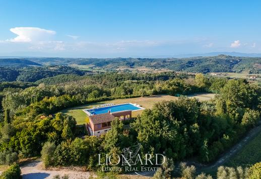 Storica tenuta agricola di circa 3.000 mq coperti, con villa principale ristrutturata, due fabbricati abitativi, cappella privata, area piscina con pool house e campo da tennis Image 5