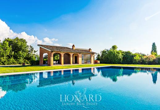 Storica tenuta agricola di circa 3.000 mq coperti, con villa principale ristrutturata, due fabbricati abitativi, cappella privata, area piscina con pool house e campo da tennis Image 6