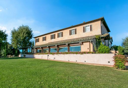 Proprietà di 600 mq che comprende villa e seconda villetta, su 20 ettari di terreno in posizione panoramica privilegiata Image 8