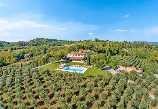 Proprietà di 600 mq che comprende villa e seconda villetta, su 20 ettari di terreno in posizione panoramica privilegiata Image 1