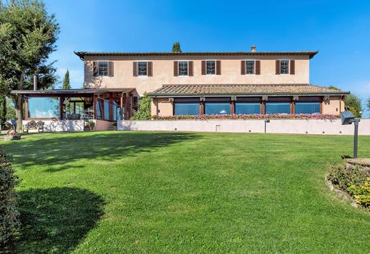 Proprietà di 600 mq che comprende villa e seconda villetta, su 20 ettari di terreno in posizione panoramica privilegiata Image 9