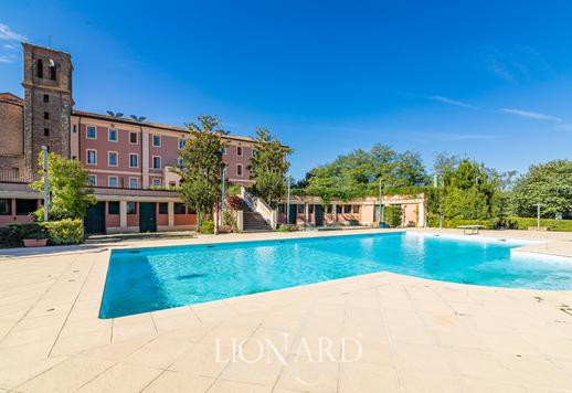 Lenyűgöző középkori szálloda eladó Imola közelében Image 8