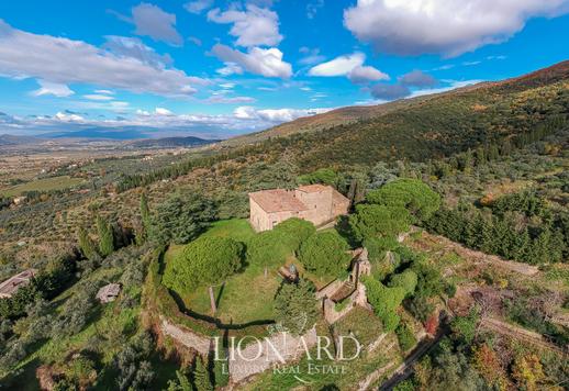 Starożytny zamek w panoramicznej pozycji na sprzedaż w pobliżu Cortony Image 4