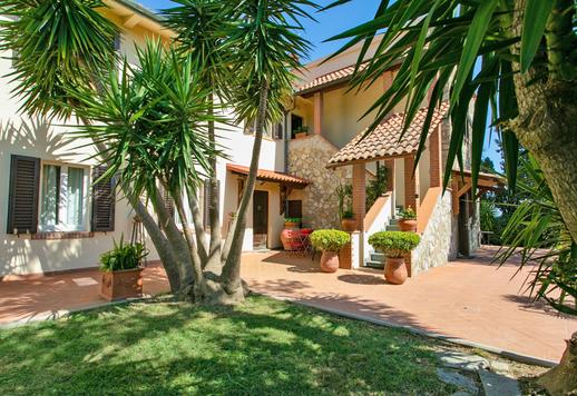 Elegant farmhouse for sale in Livorno's countryside Image 9