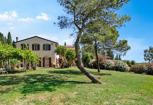 Elegant farmhouse for sale in Livorno's countryside Image 6