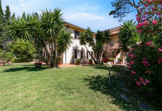 Elegant farmhouse for sale in Livorno's countryside Image 8