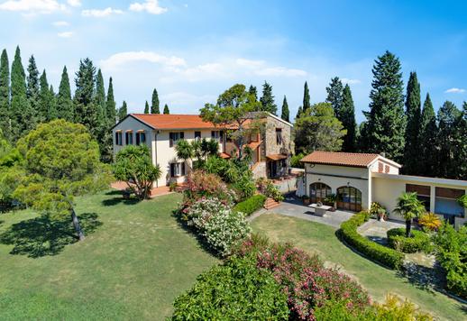 Elegant farmhouse for sale in Livorno's countryside Image 4