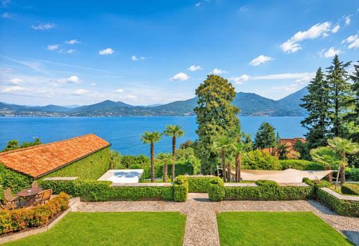 Antigua residencia de lujo finamente reestructurada en posición panorámica sobre la orilla piamontesa del lago Mayor Image 1