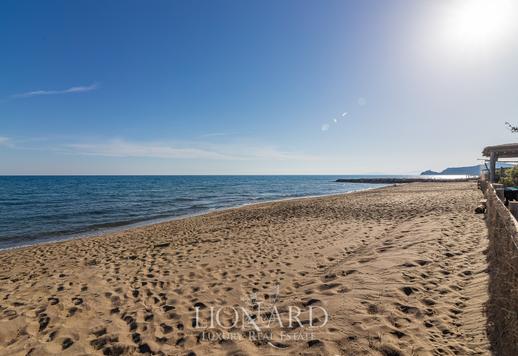 Lussuosa Villa a Roccamare  Image 1
