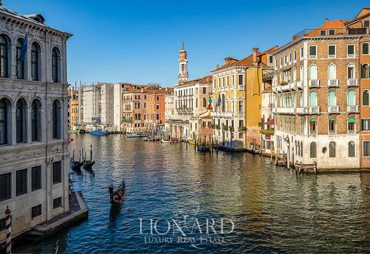 Dimora di lusso dal design moderno nel cuore storico di Venezia Image 6
