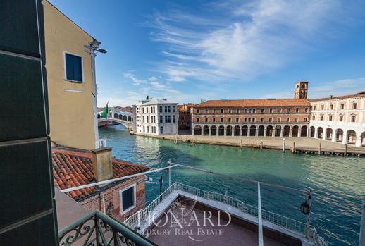 Dimora di lusso dal design moderno nel cuore storico di Venezia Image 2
