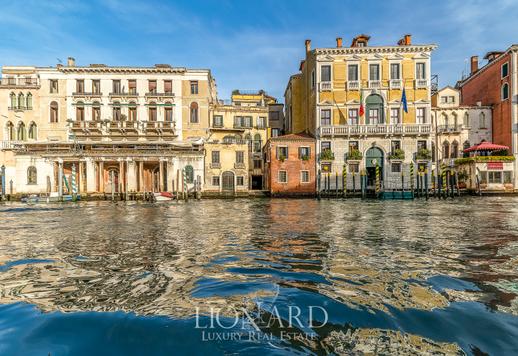 Dimora di lusso dal design moderno nel cuore storico di Venezia Image 7