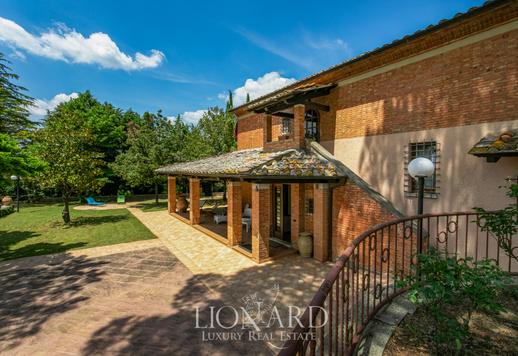 Lussuosa villa panoramica con vigneto e oliveto nel cuore della Toscana Image 7