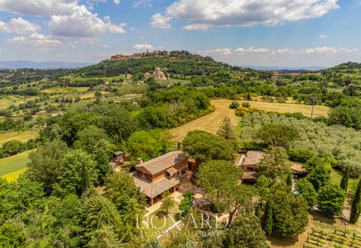 Lussuosa villa panoramica con vigneto e oliveto nel cuore della Toscana Image 2