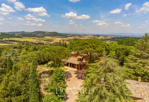 Vila de luxo panorâmica com vinha e olival no coração da Toscana Image 4