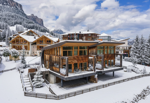 Modernes Designgebäude in der herrlichen Umgebung der Dolomiten Image 1
