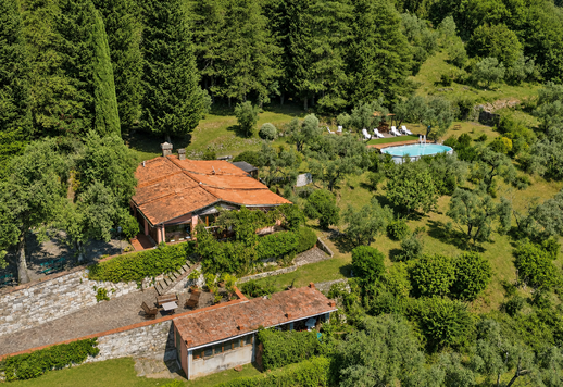 Boerenvilla van 400 m² over drie verdiepingen op een dominante locatie in de heuvels van Bagno a Ripoli met vrij uitzicht over de hele stad Image 2