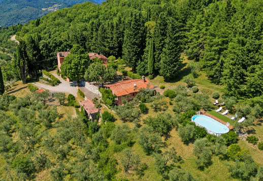 Boerenvilla van 400 m² over drie verdiepingen op een dominante locatie in de heuvels van Bagno a Ripoli met vrij uitzicht over de hele stad Image 1