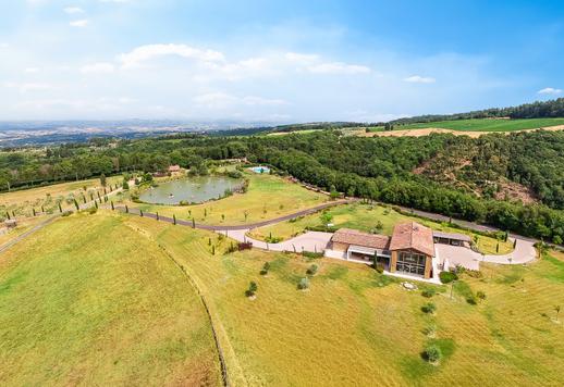 Complejo de agroturismo con viñedos y olivar en el corazón de una característica aldea en el Chianti florentino Image 3