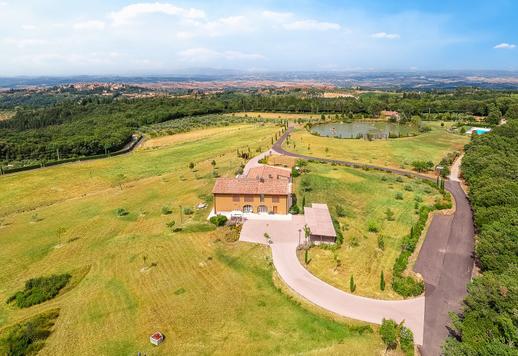 Complejo de agroturismo con viñedos y olivar en el corazón de una característica aldea en el Chianti florentino Image 4