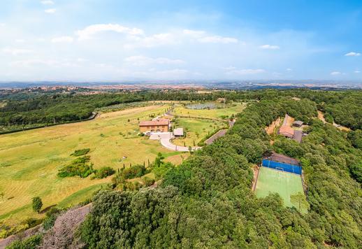 Complejo de agroturismo con viñedos y olivar en el corazón de una característica aldea en el Chianti florentino Image 2