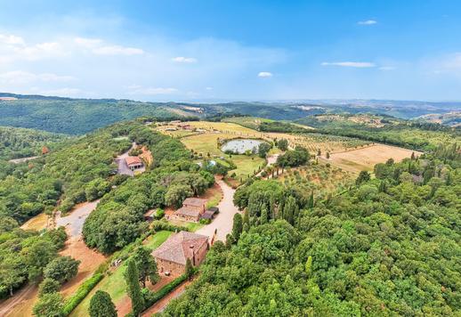 Complejo de agroturismo con viñedos y olivar en el corazón de una característica aldea en el Chianti florentino Image 1