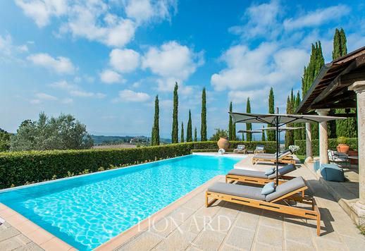 Splendido agriturismo incorniciato dalle sinuose colline della campagna senese Image 3