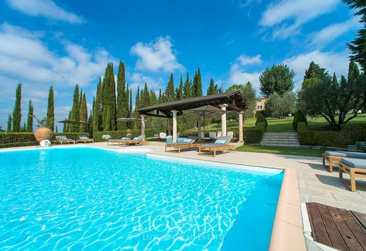 Splendido agriturismo incorniciato dalle sinuose colline della campagna senese Image 4