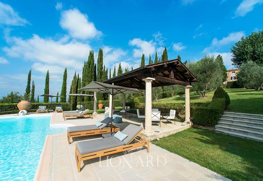 Splendido agriturismo incorniciato dalle sinuose colline della campagna senese Image 5