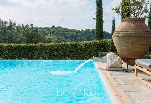 Splendido agriturismo incorniciato dalle sinuose colline della campagna senese Image 6