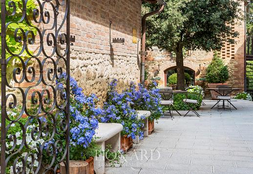 Splendido agriturismo incorniciato dalle sinuose colline della campagna senese Image 7