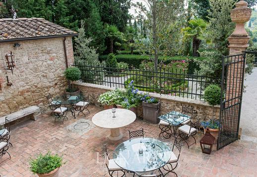 Splendido agriturismo incorniciato dalle sinuose colline della campagna senese Image 9