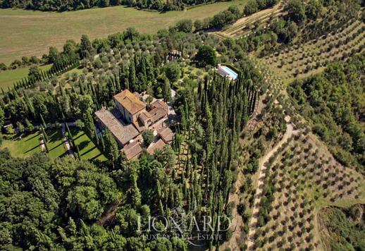 Splendido agriturismo incorniciato dalle sinuose colline della campagna senese Image 1