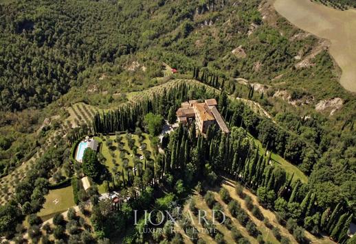 Splendido agriturismo incorniciato dalle sinuose colline della campagna senese Image 2