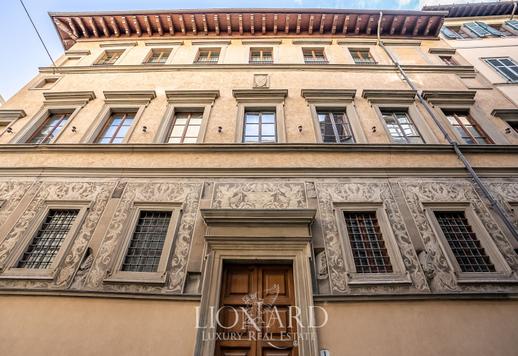 Palazzo di origine quattrocentesca in vendita nel pieno centro storico di Firenze Image 2
