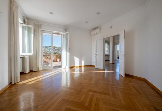 Apartamento de 330 m² com terraço perimetral de 280 m² a curta distância da Villa Borghese Image 9
