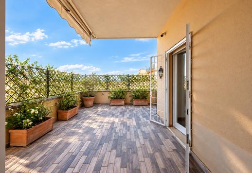 Apartamento de 330 m² com terraço perimetral de 280 m² a curta distância da Villa Borghese Image 5