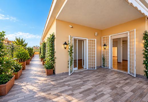 Apartamento de 330 m² com terraço perimetral de 280 m² a curta distância da Villa Borghese Image 2