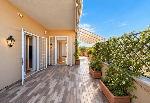Apartamento de 330 m² com terraço perimetral de 280 m² a curta distância da Villa Borghese Image 1