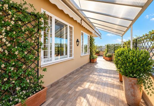 Apartamento de 330 m² com terraço perimetral de 280 m² a curta distância da Villa Borghese Image 3