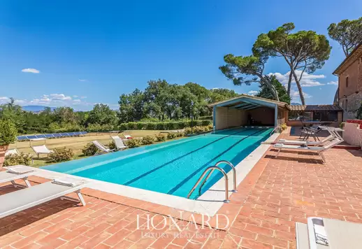 Villa di pregio con dépendance finemente ristrutturata immersa in quasi sei ettari di terreno Image 9