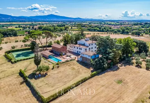 Villa di pregio con dépendance finemente ristrutturata immersa in quasi sei ettari di terreno Image 1