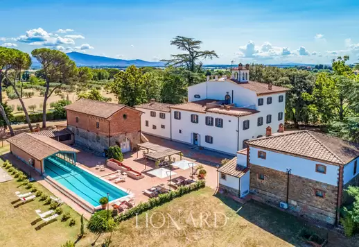Villa di pregio con dépendance finemente ristrutturata immersa in quasi sei ettari di terreno Image 3