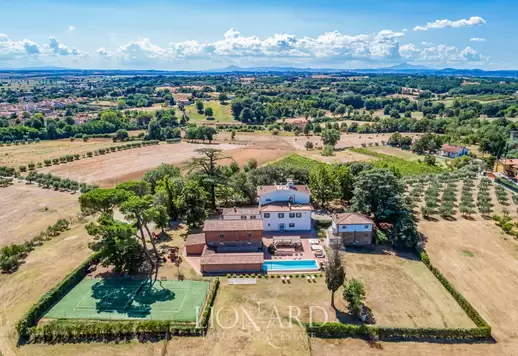 Villa di pregio con dépendance finemente ristrutturata immersa in quasi sei ettari di terreno Image 4