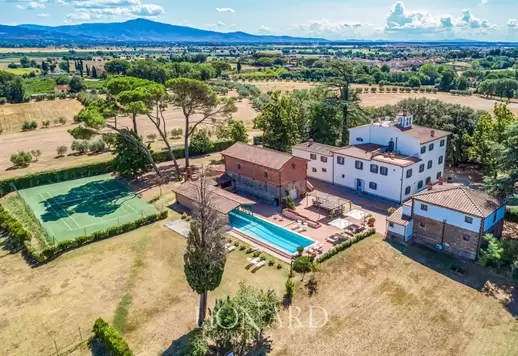 Villa di pregio con dépendance finemente ristrutturata immersa in quasi sei ettari di terreno Image 2